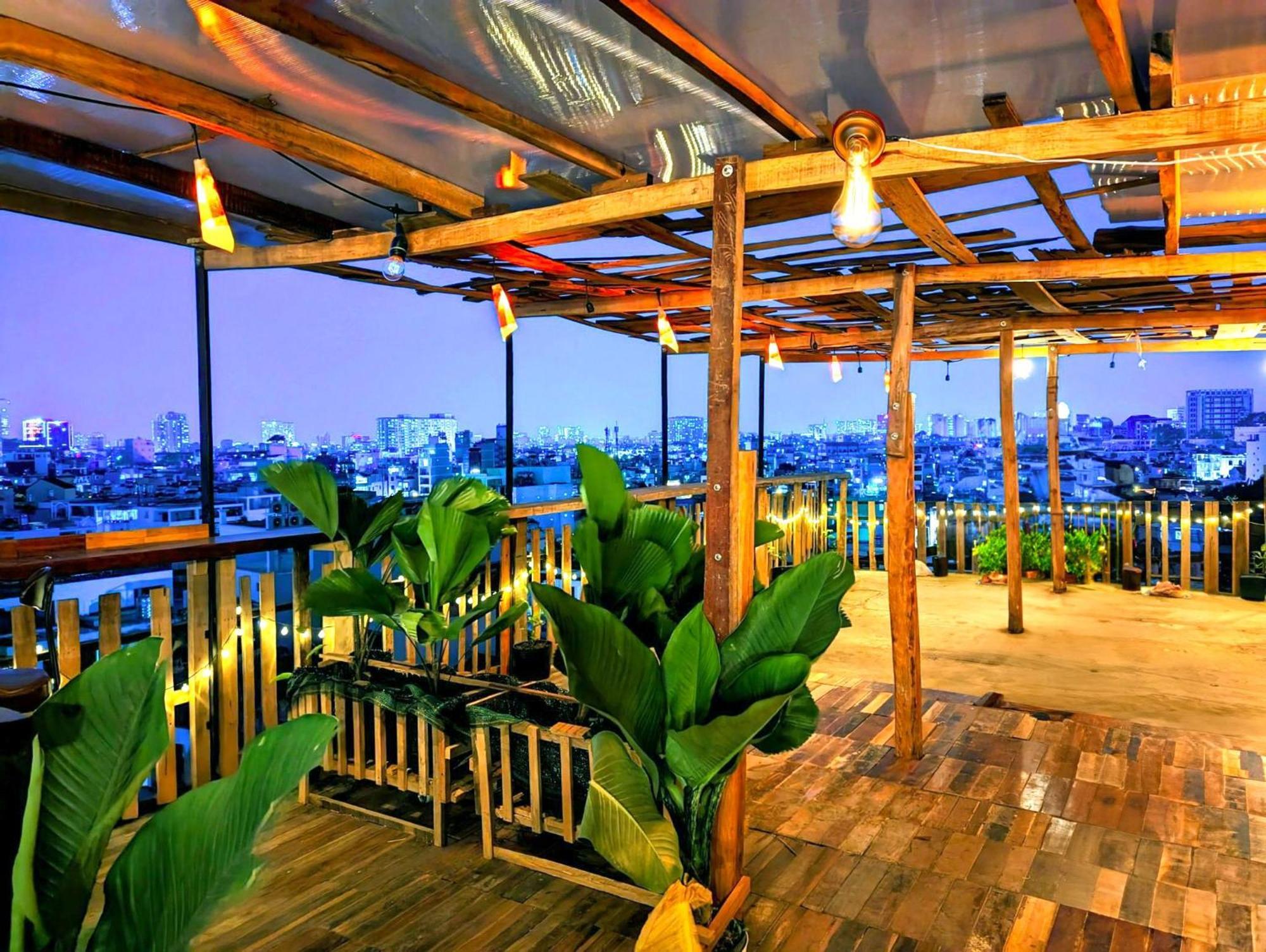 The Gk House Hostel, Ecolliving, Central City, Natural Wooden, Chill View Rooftop, Restaurant And Cocktail Bar Ho Chi Minh City Exterior photo